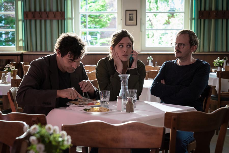 DANOWSKI - Blutapfel: Andreas Döhler, Emily Cox, Milan Peschel