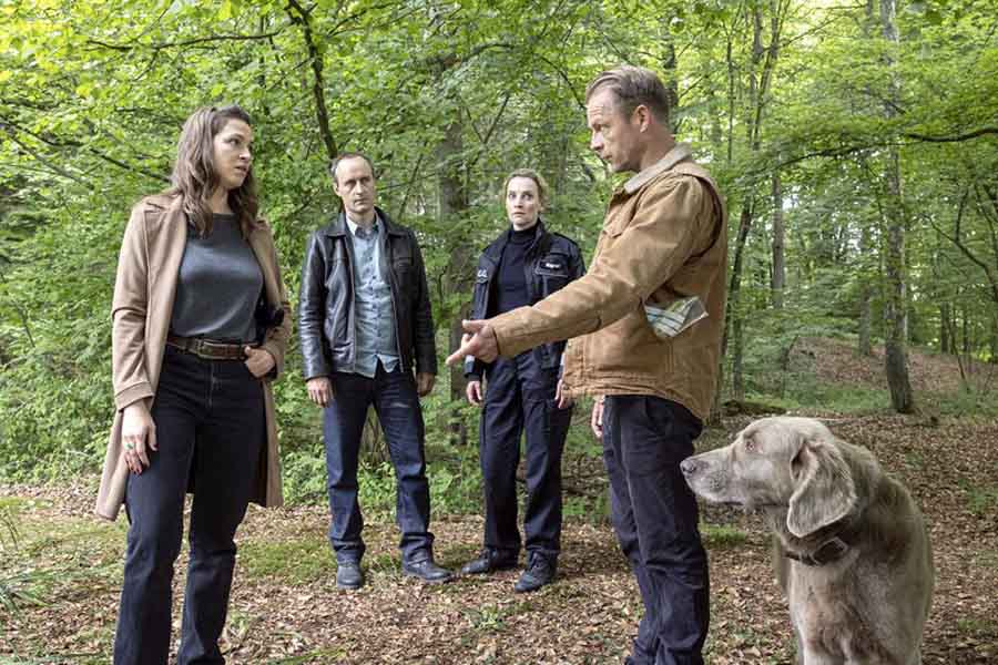 NORD BEI NORDWEST - Der Ring: Franziska Hartmann, Thomas Niehaus, Jana Klinge, Hinnerk Schönemann, Hund