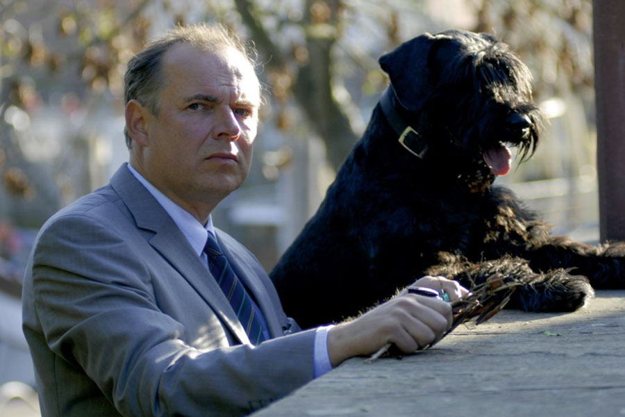 DOKTOR-MARTIN: Axel Milberg mit Hund