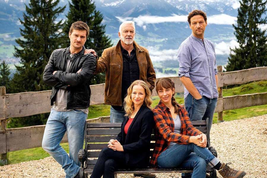 DAHEIM IN DEN BERGEN - Brüder: Theresa Scholze, Catherine Bode, Matthi Faust, Chrostoph. M. Ohrt, Thomas Unger <small>(Photo:  ARD Degeto / Arvid Uhlig)</small>