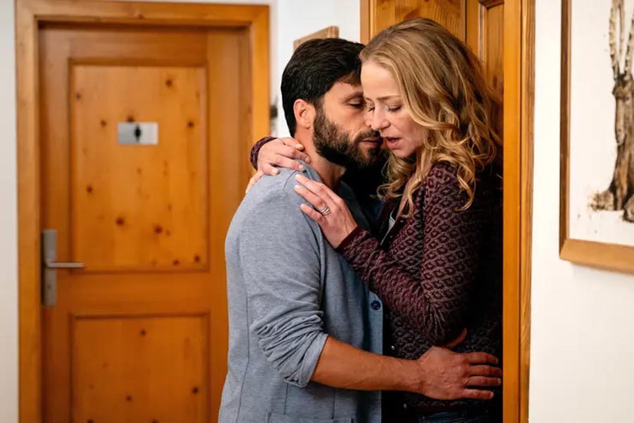 DAHEIM IN DEN BERGEN - Schulter an Schulter: Karim Cherif, Theresa Scholze