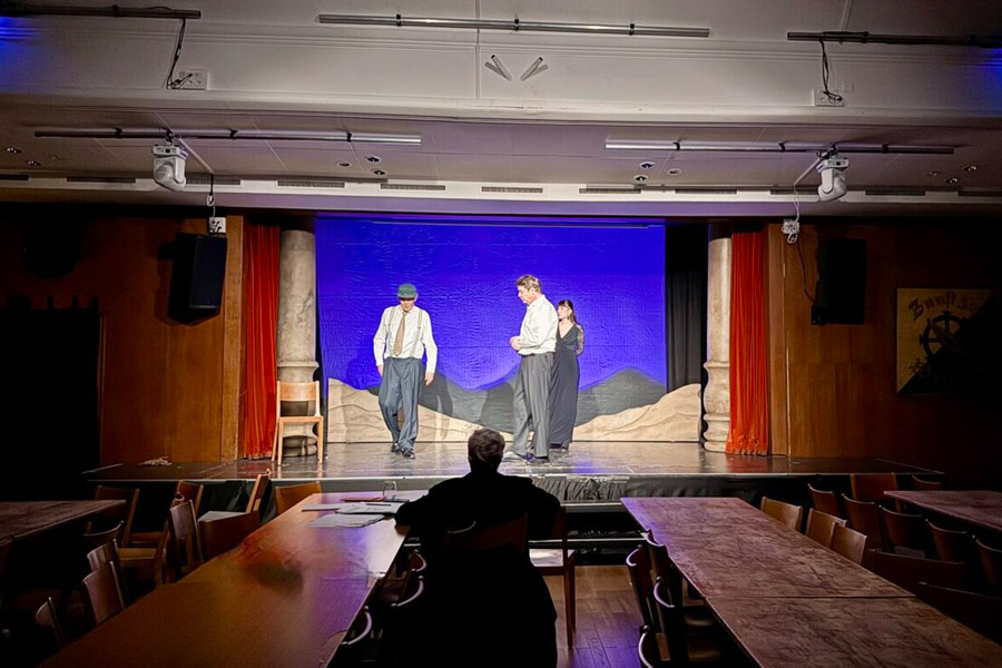 DER MESSIAS: Regisseur beim Proben